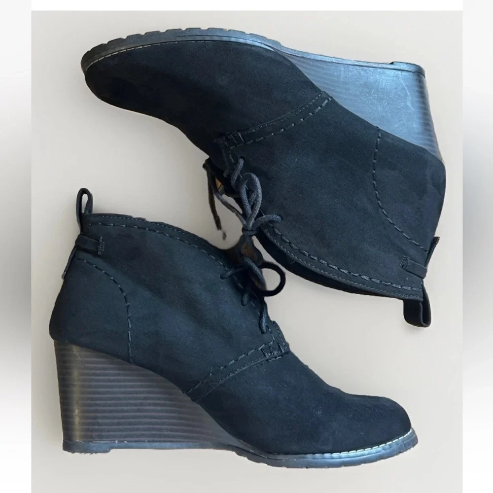 (10) SO AUTHENTIC AMERICAN Black Faux Suede Wedge Ankle Boots